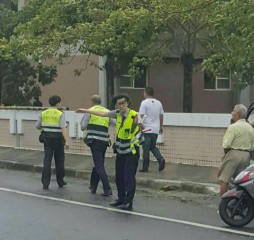 北港警方冒雨指揮交通，並協助民眾安置。（記者陳昭宗拍攝） 
