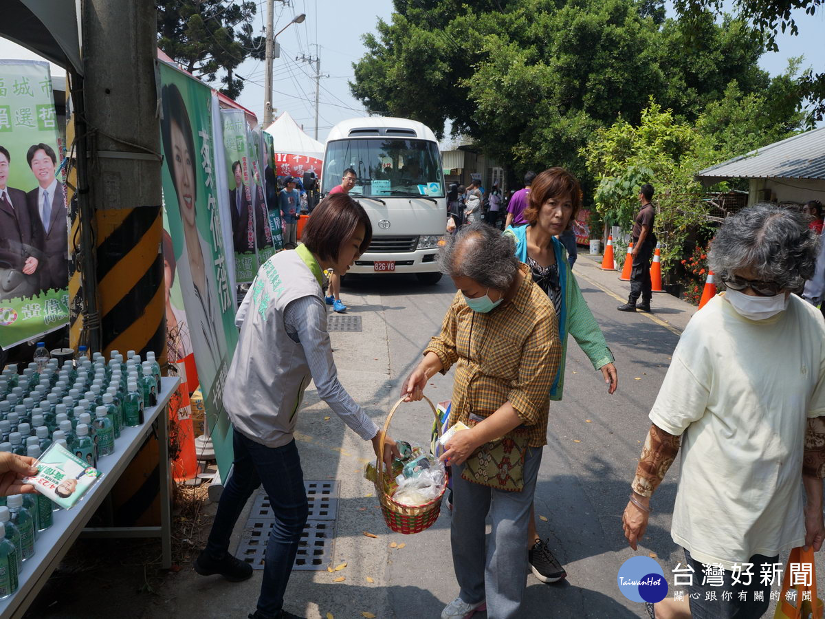 清明扫墓热昏 南市议员参选人蔡筱薇贴心「奉茶」