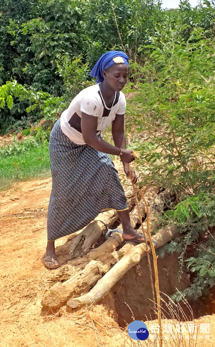 非洲馬利西部的傑凱巴哈計畫區，長期使用傳統露天水井，吃喝、家用及灌溉都靠這口井(台灣世界展望會提供)