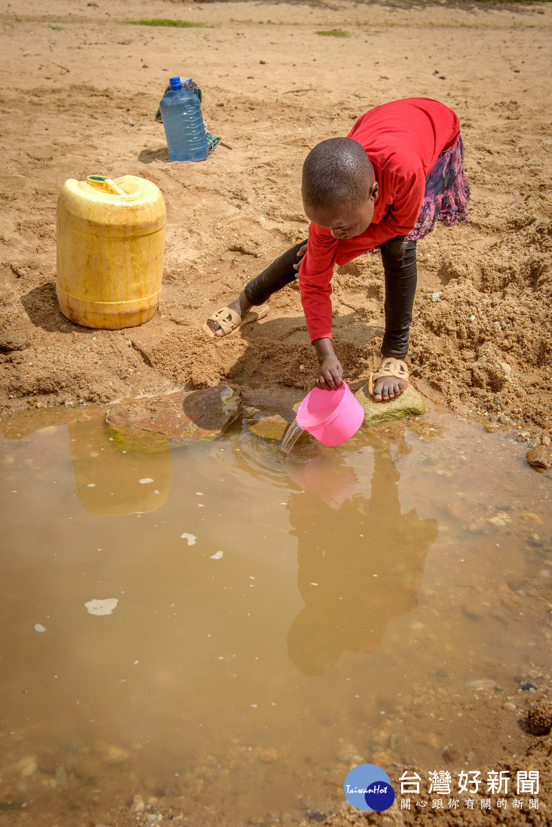 根據聯合國兒童基金會指出，全球仍有超過22億人、相當於每3人中就有1人無法擁有乾淨水(台灣世界展望會提供)