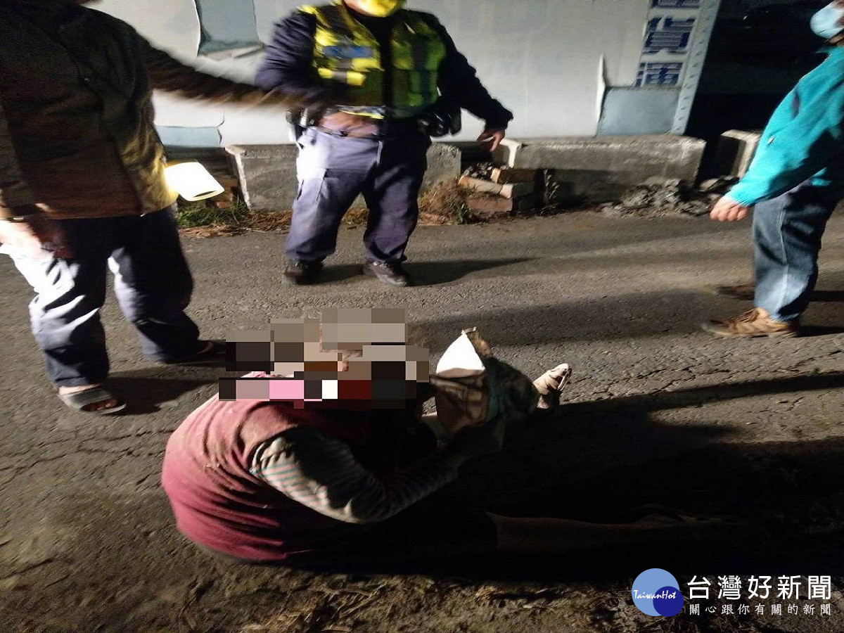 婦人務農體力不繼倒臥農田　民眾報警暖警攙扶協助護送返家