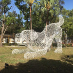 作品「浪在一起」大狗狗雕塑，透過浪犬活潑的面貌，翻轉流浪動物悲情的形象