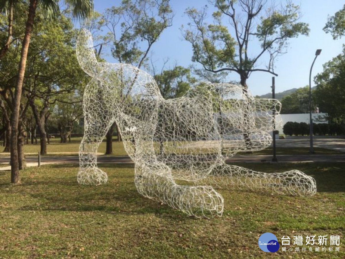 作品「浪在一起」大狗狗雕塑，透過浪犬活潑的面貌，翻轉流浪動物悲情的形象<br />
