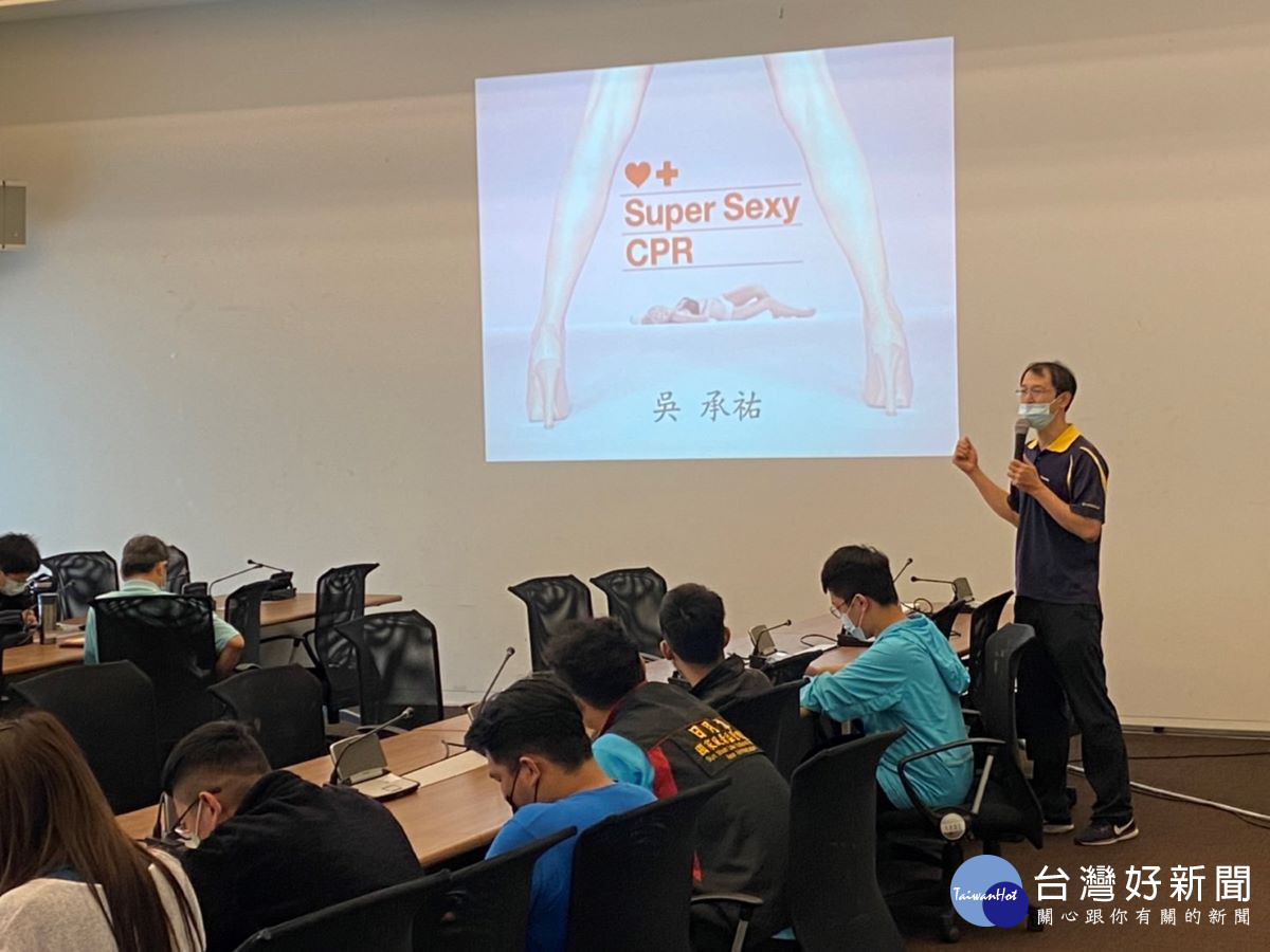 訓練加強志工、遊客服務中心及觀光圈業者第一線服務人員的急救能力，為景點安全升級強化轄區旅遊安全教育宣導、