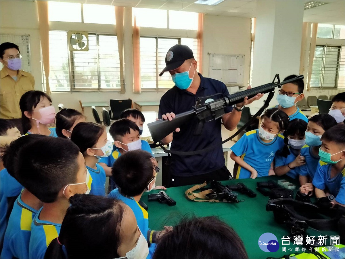 小小主人翁參觀警分局　體驗警察工作深深著迷