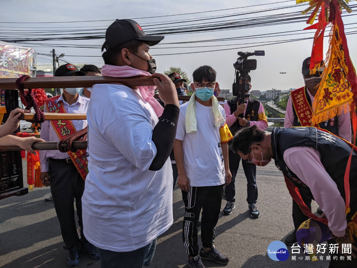 進香主委林世賢迎駕向媽祖鑾駕致敬。圖／彰化市公所提供