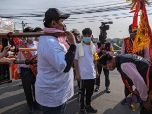 進香主委林世賢迎駕向媽祖鑾駕致敬。圖／彰化市公所提供