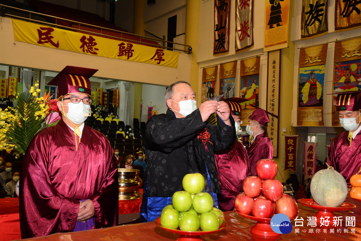 三獻禮主祭者暨送神，台中市政府副市長陳子敬先生擔任。圖／帝教總會提供