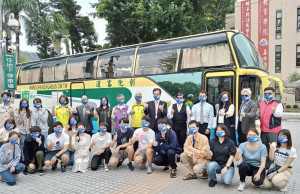 副縣長林田富今日宣布市區公車開進校園，學生交通安全更有保障。圖／記者鄧富珍攝