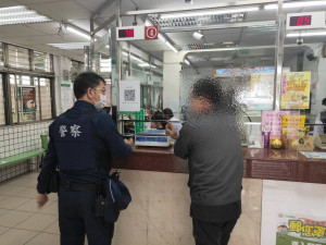 國外女軍官寄包裹需支付手續費美金3000元，男網友在郵局匯款，行員及警方即時阻詐