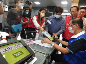 南投扶輪社等11家善心機構捐贈14部單價逾10萬元的「30秒即時心電圖測量儀」，開啟快速就醫綠色通道。(圖/南投縣政府)