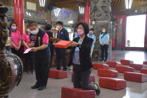 縣長王惠美請示媽祖擇定活動舉辦日期，經過擲筊應允四個聖筊，擇定在國曆5月7日（農曆4月7日）舉辦國際海牛節。圖／記者鄧富珍攝