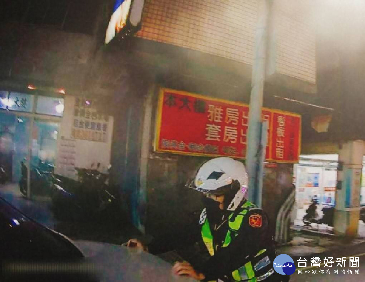 車輛拋錨困路中央，警熱心推車助解圍<br />
<br />
