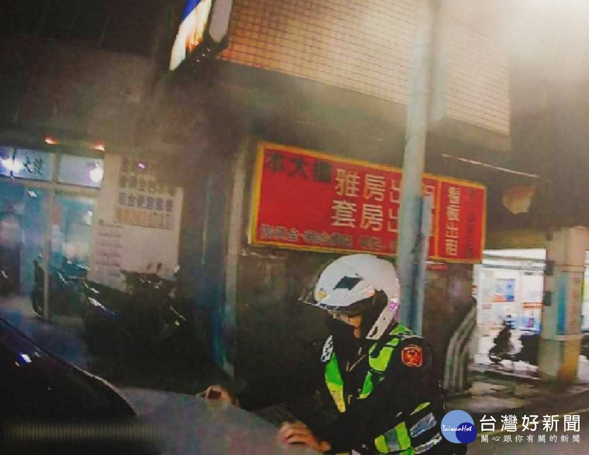 車輛拋錨困路中央，警熱心推車助解圍