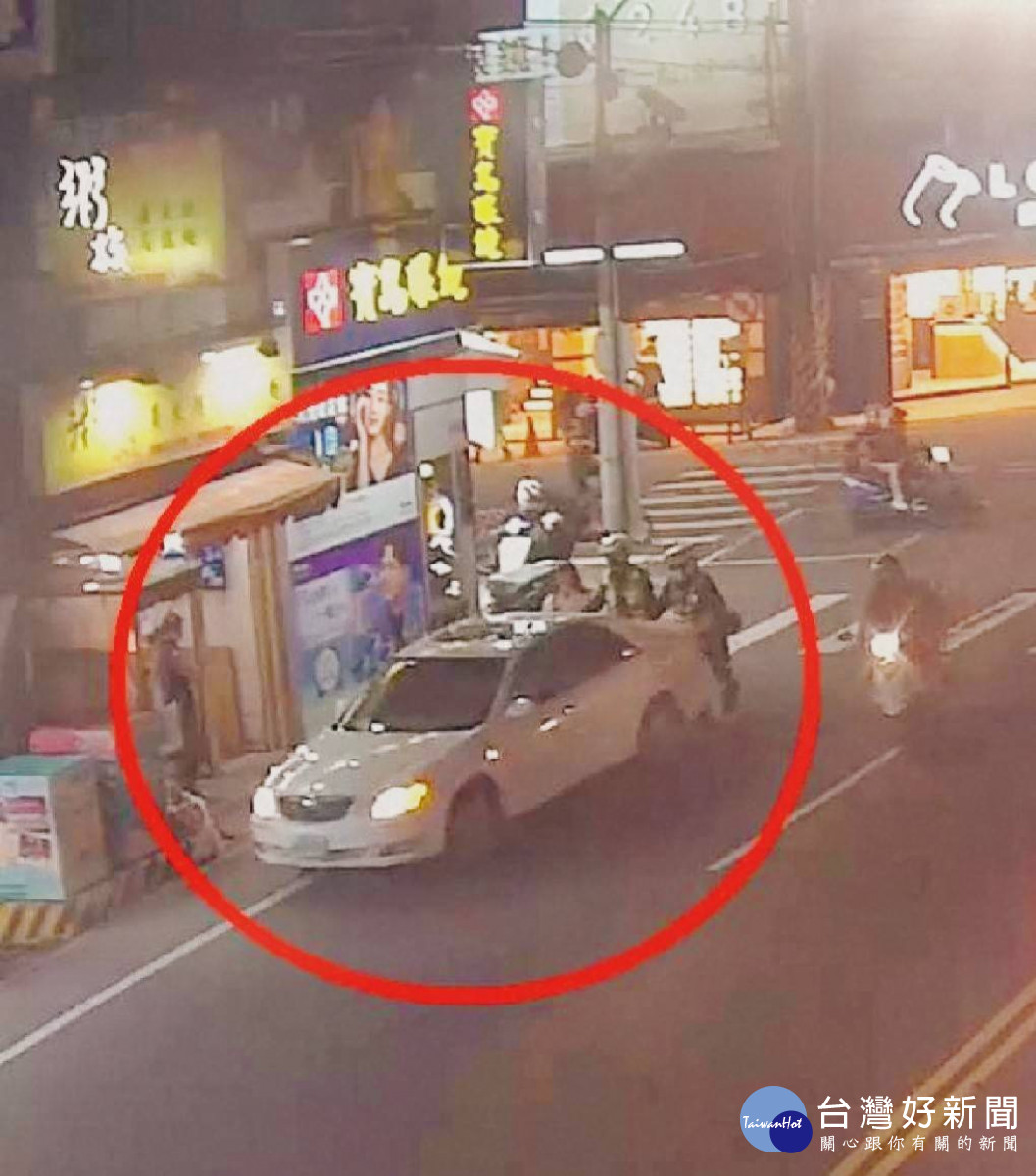 車輛拋錨困路中央，警熱心推車助解圍