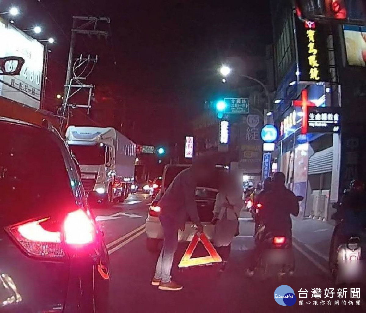 車輛拋錨困路中央，警熱心推車助解圍