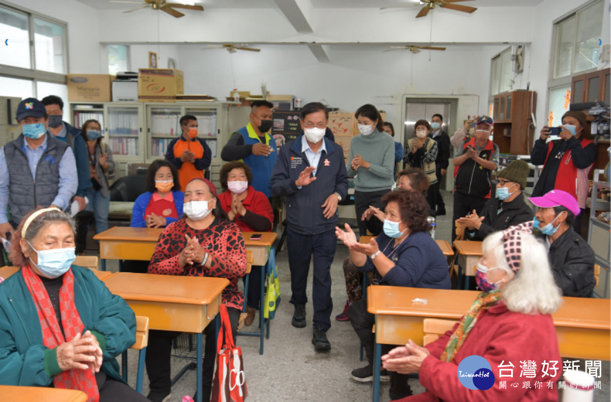 南投縣長林明溱23日與立委許淑華、縣府原民局長史強、社會及勞動處副處長張木斌，前往信義鄉新鄉村、羅娜村、望美村、豐丘村的文健站以及羅娜村的社區據點巷弄站訪視。（圖/南投縣政府）