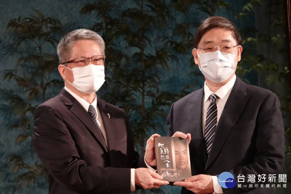 右為法務部代表，左為慈濟基金會副執行長熊士民。圖主辦單位提供