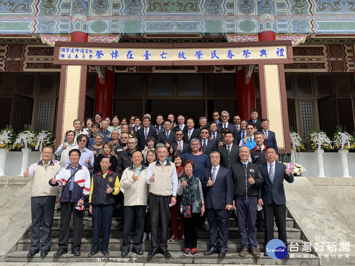 馮世寬(前排中間)與榮民眷代表及所屬機構首長、投資事業董事長、總經理合影。