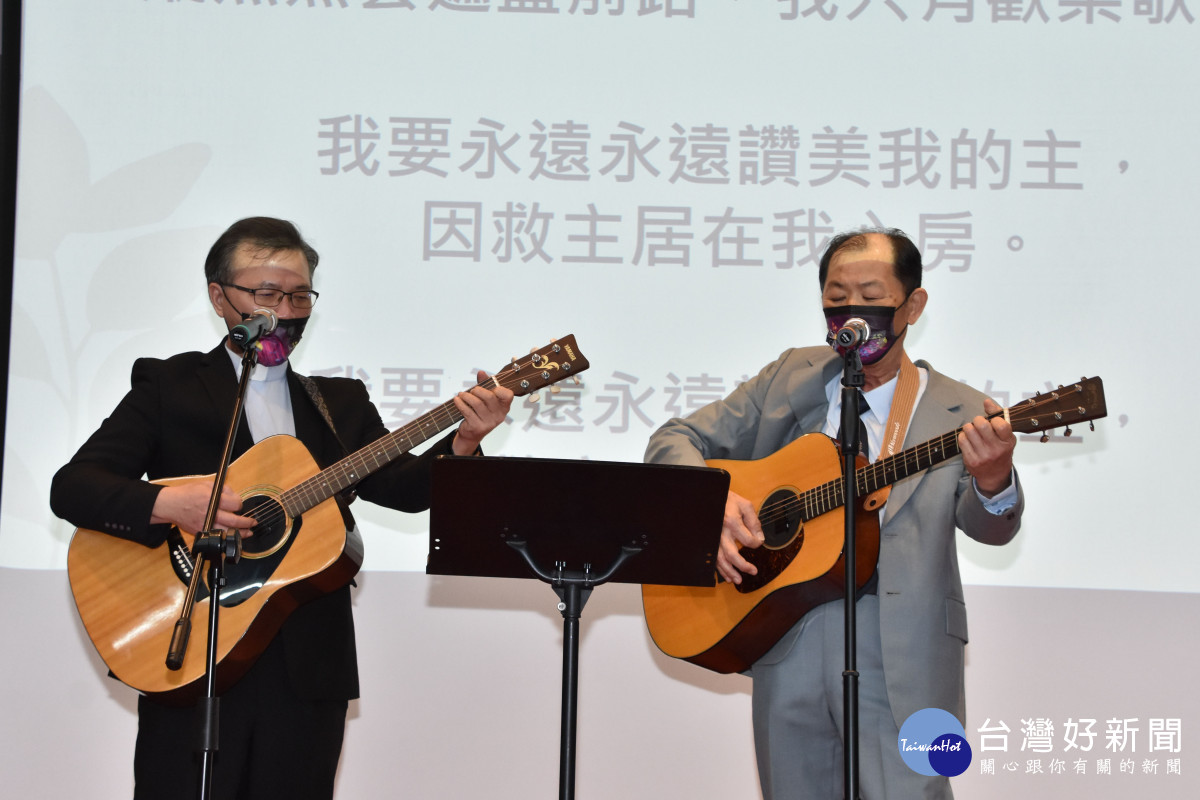 黃溫智（右）與大雅教會賴玉麟牧師（左）一同獻唱詩歌。圖／記者鄧富珍攝