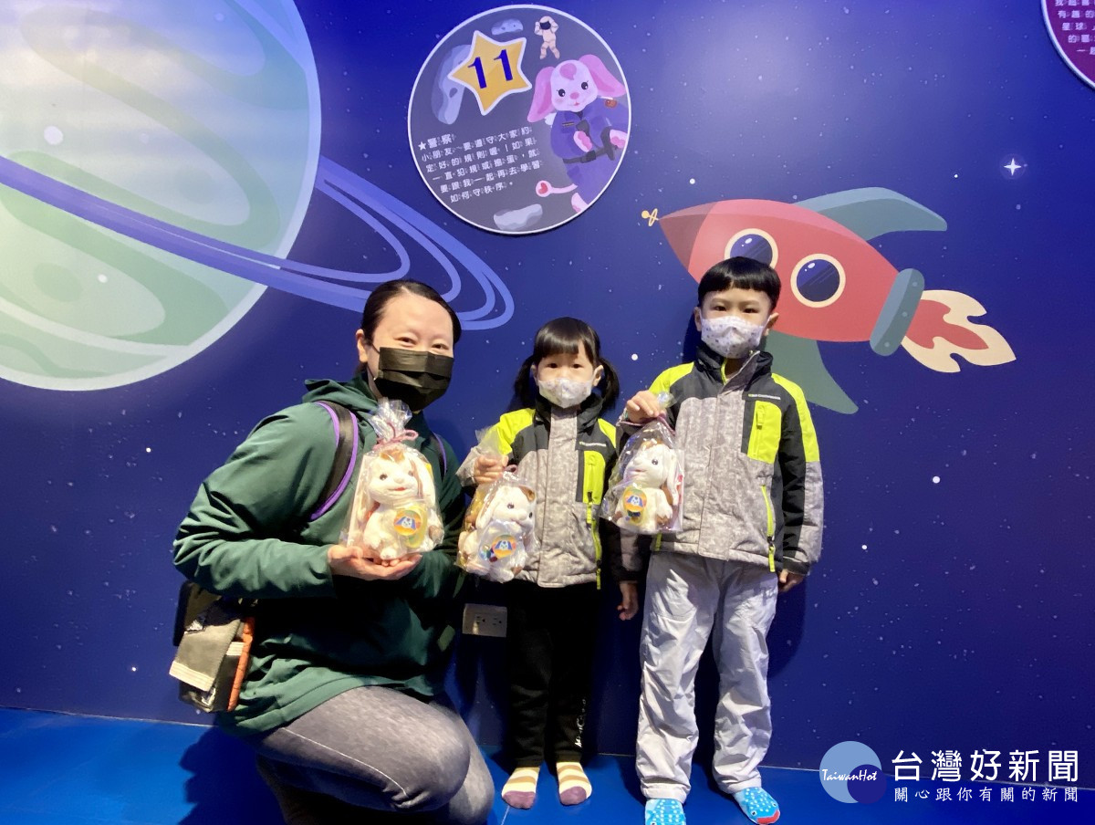 歡慶兒童節，4月1日到10日，12歲以下兒童出示可證明文件，購票進館參觀，即贈送兒童節禮物
