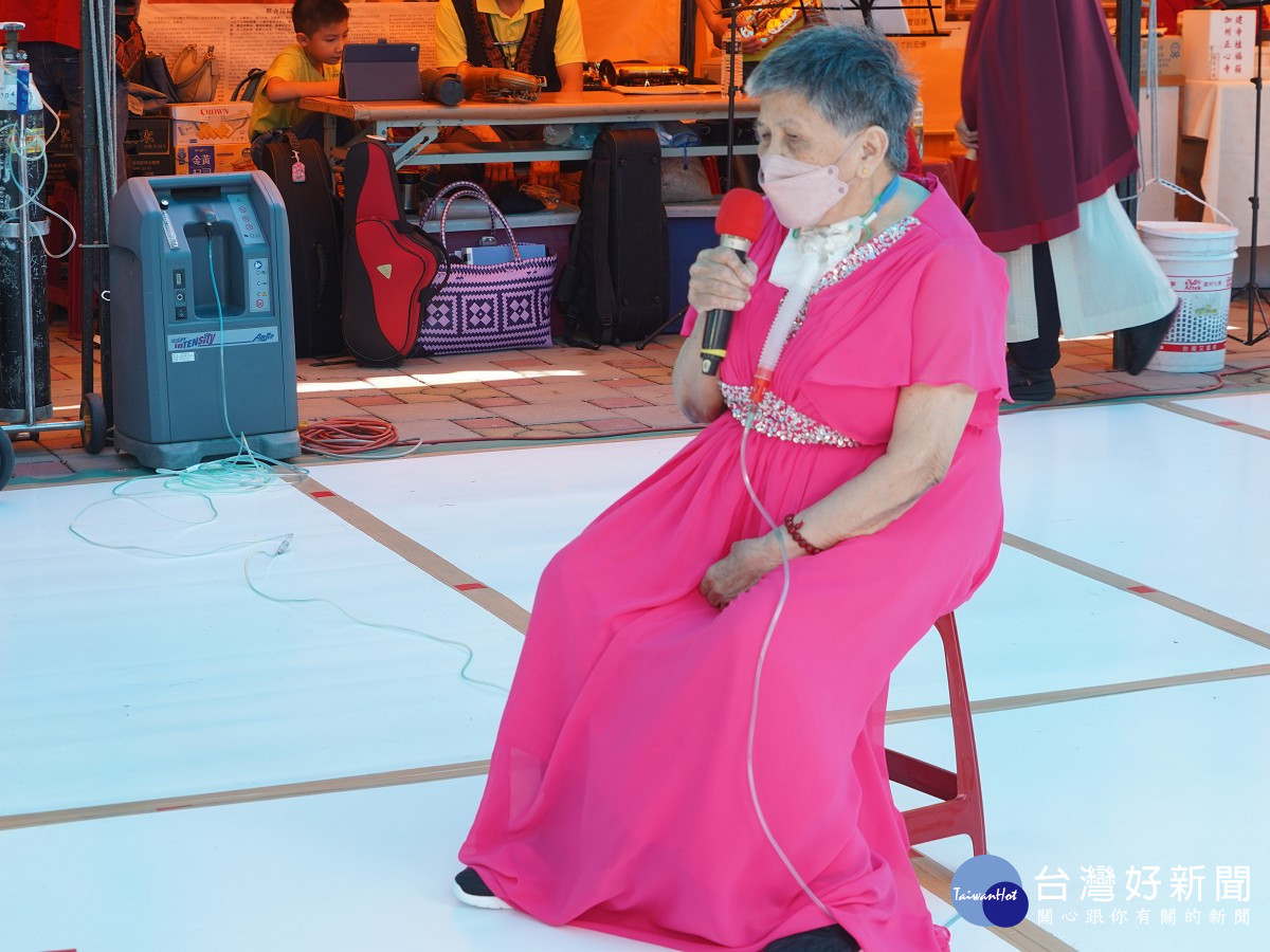 76歲曾氣切的潘女士(中坐者)以虔誠之心演唱歌曲樂藝供佛，所有觀眾都相當感動
