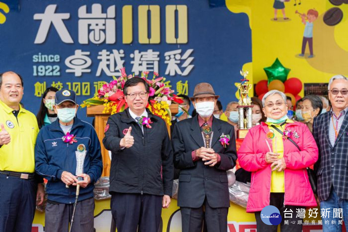 鄭市長頒發松柏長青獎座予資深校友，並與資深校友們比讚合影