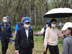 林明溱縣長，許淑華立委一起會勘竹山鎮延祥里集山路50巷2弄的交通問題，最後縣府為條規劃徹底解決居民進出交通問題。（圖/南投縣政府）