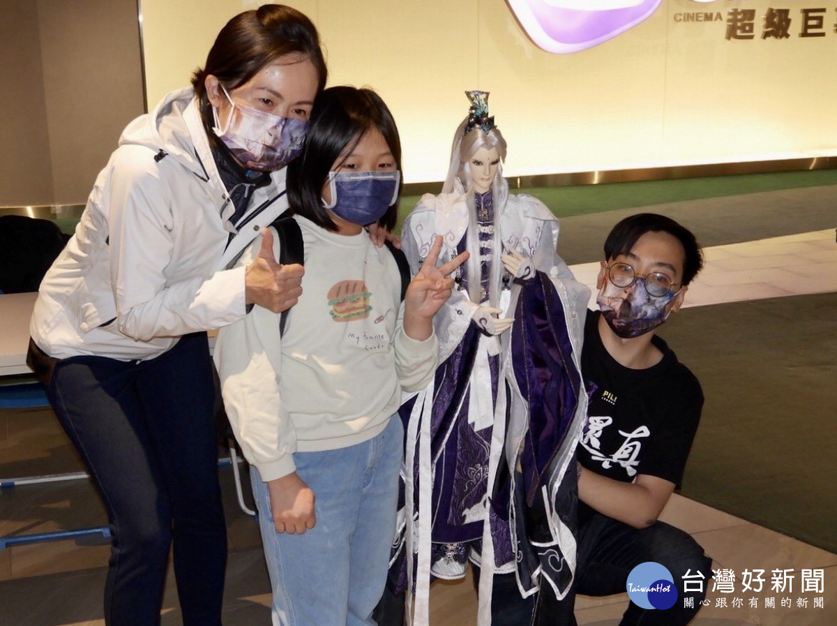 市議員洪佳君（左1）媒合善心人士捐電影套票  小朋友第一次看到素還真人偶  相當開心