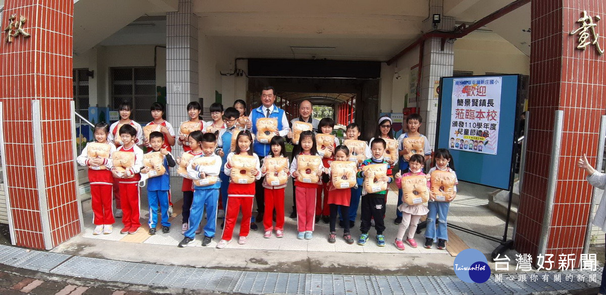 簡景賢鎮長到各國小幼兒園贈送節禮。（草屯公所提供）