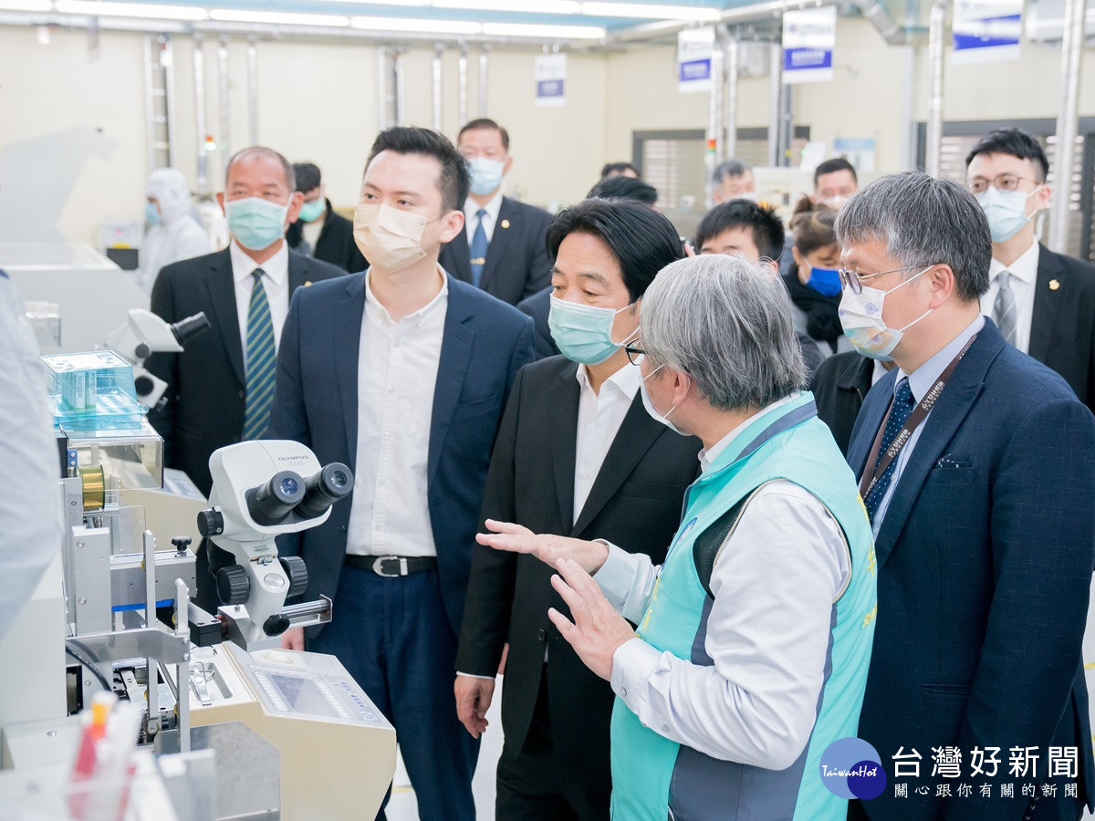 賴清德副總統參觀校內「半導體封裝測試類產線」教學設備，肯定校方特色教學用以培育半導體人才。