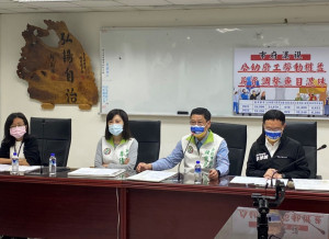 新北市議會民進黨團總召陳啟能、副總召李倩萍、李坤城議員今（29）日召開記者會  爭取調高廚工薪資