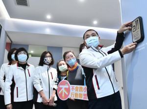 市長侯友宜今(30)日正式開箱頒發標章位於市民廣場B1連通道的通用廁所，該公廁主打親子共用、全齡友善、無障礙設備