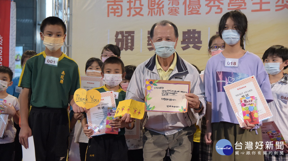 陳平三董事長頒發獎助學金。（縣府提供）