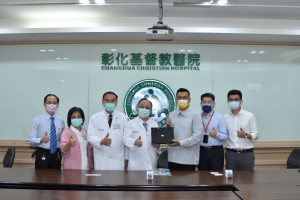 順德公司總經理陳維德（右三）、處長張仁和（右二）及副理張恪豪（右一）關懷無法返家歡度兒童節的住院兒童，並致贈充滿愛心與溫馨的禮物；彰基兒童醫院院長陳家玉醫師（左四）、彰基醫學中心副院長周志中醫師（左三）、護理部主任賴妃珍（左二）等三人，代表院方接受。圖／記者鄧富珍攝