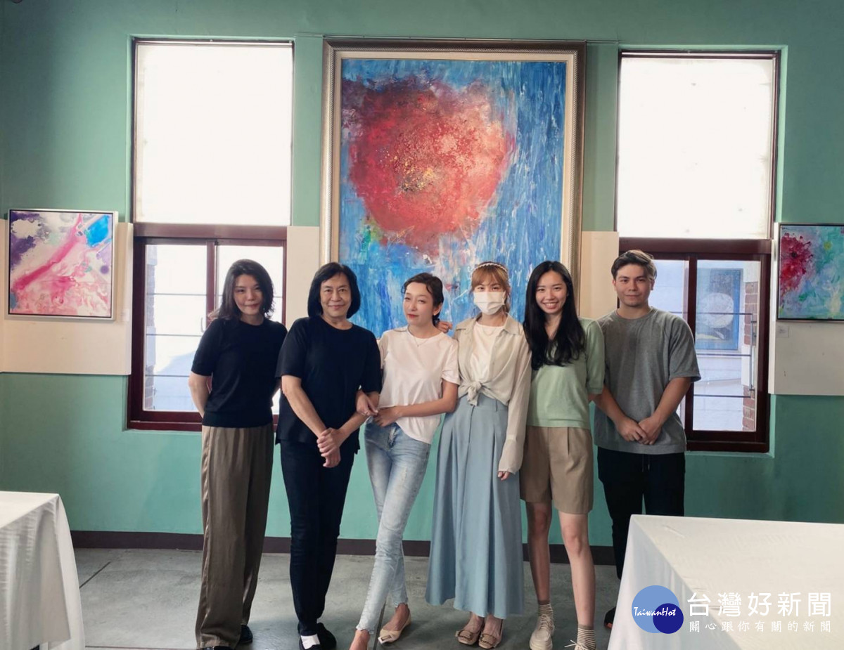 朱先仙(左3)與藝文界友人合影