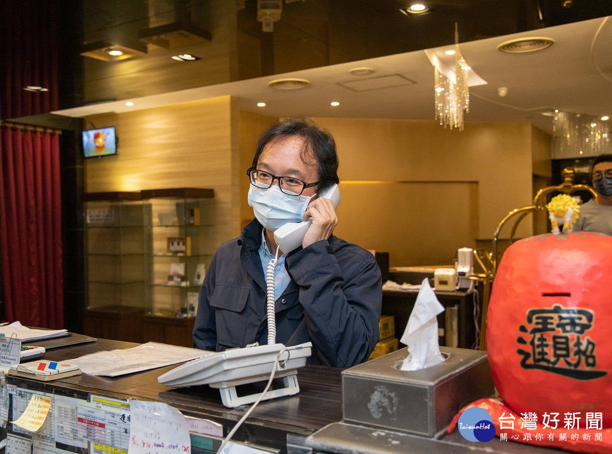 新北觀旅局長楊宗珉現場致電關心入住防疫旅館之住客，送上市府滿滿的關懷。