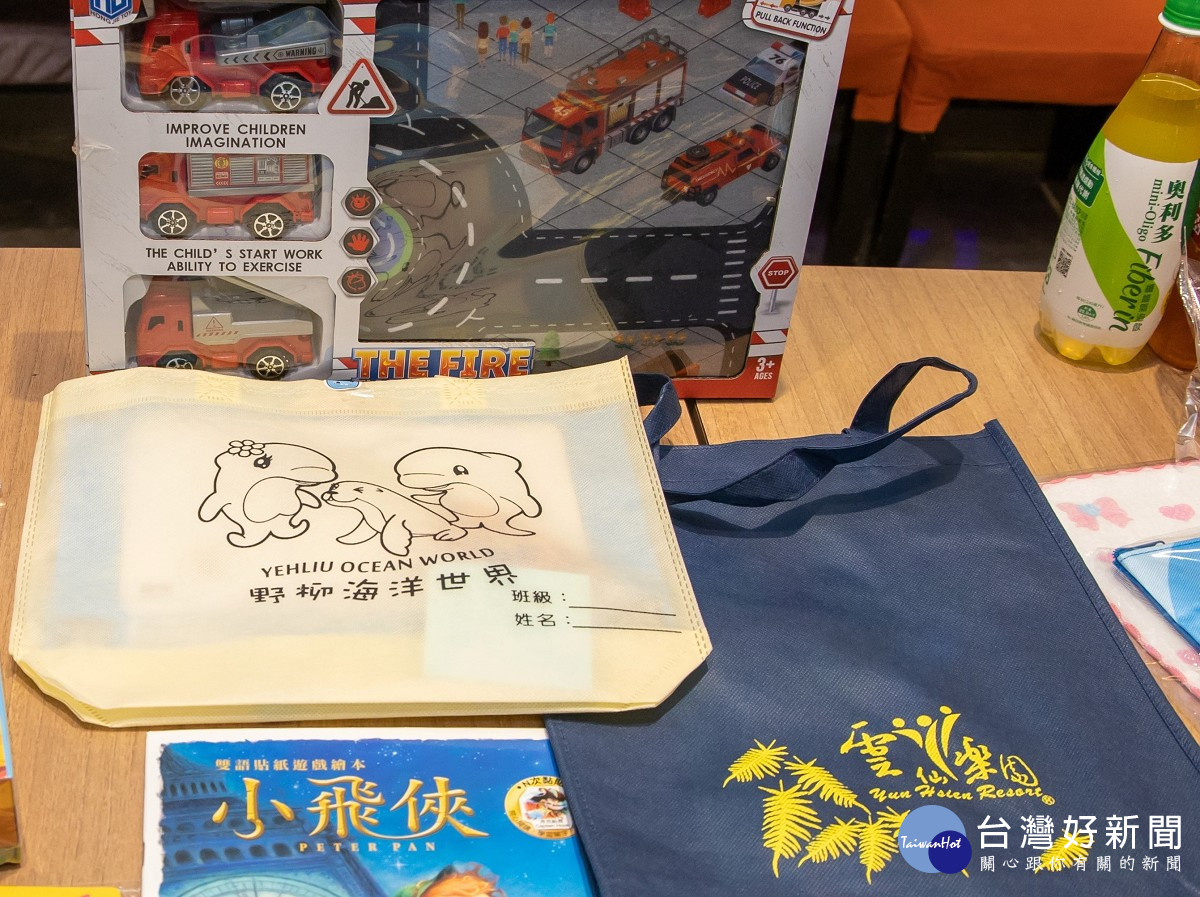 新北市政府關懷入住在防疫旅館裡的兒童，結合野柳海洋世界、烏來雲仙樂園、玩具銀行及防疫旅館一起準備兒童節禮包。