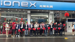 Ionex電動機車在彰化銷售表現亮眼，員林旗艦店開幕，縣長王惠美員林市長游振雄、KYMCO執行長柯俊斌等人蒞臨剪綵。圖／記者鄧富珍攝
