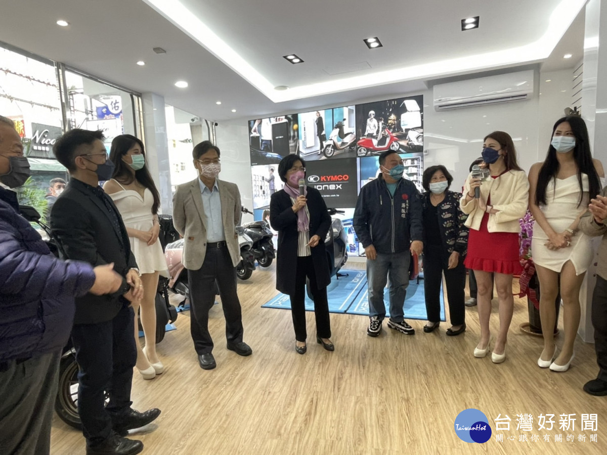 Ionex電動機車在彰化銷售表現亮眼，員林旗艦店開幕，縣長王惠美致詞強調綠能減碳，鼓勵縣民淘汰高污染機車換綠能機車。圖／記者鄧富珍攝