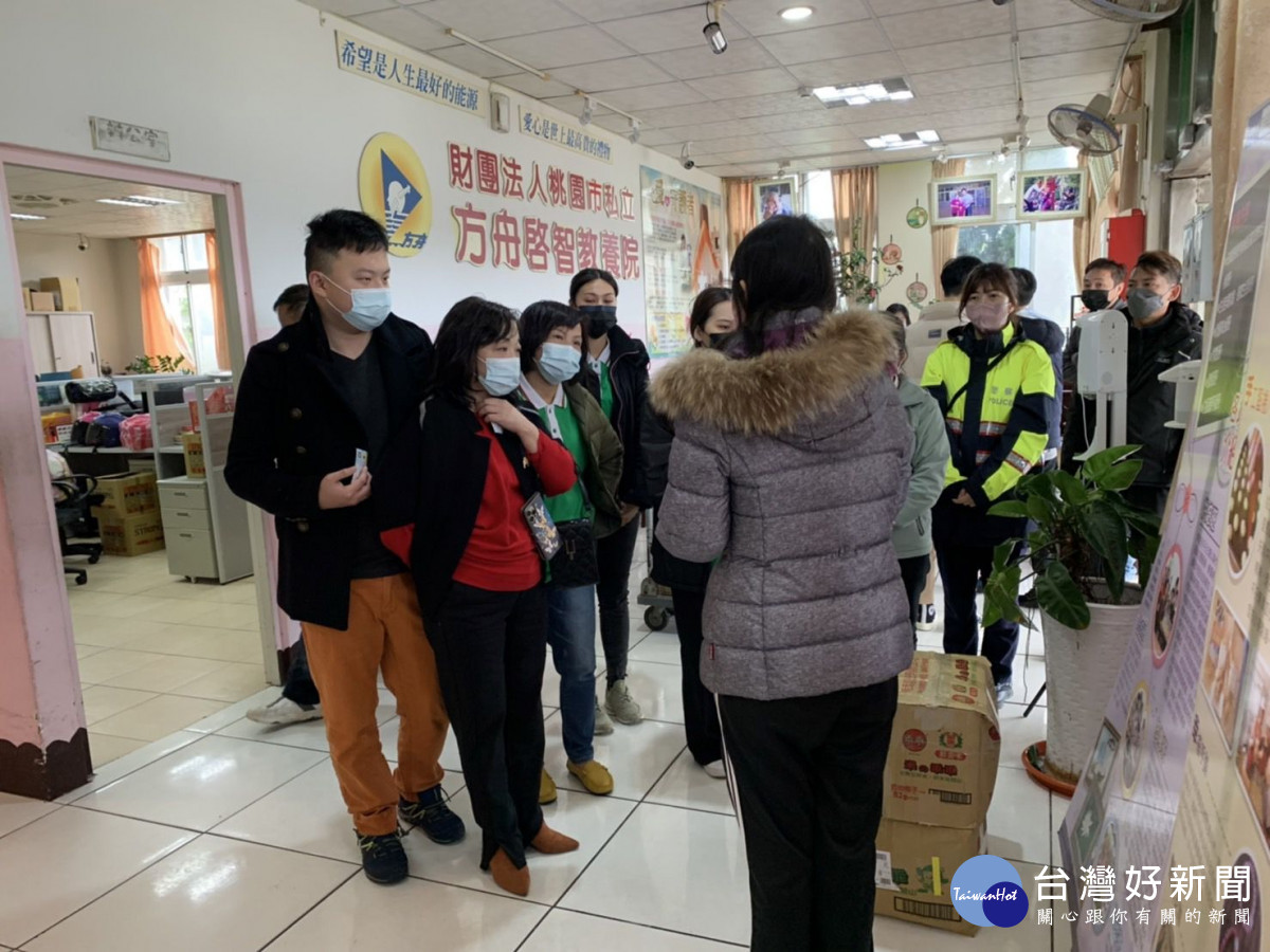 楊梅分局防治組結合千塑生化科技總裁呂婕瑛，關懷弱勢，致贈加菜金、套餐及防疫物資歡度兒童節<br />
<br />
