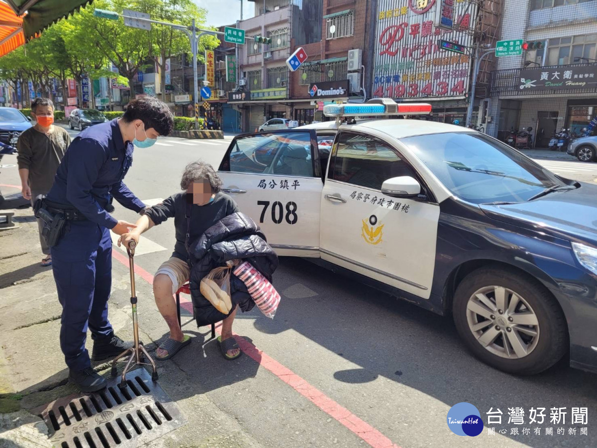 69歲老婦市場購物迷途，巡邏員警協助返家