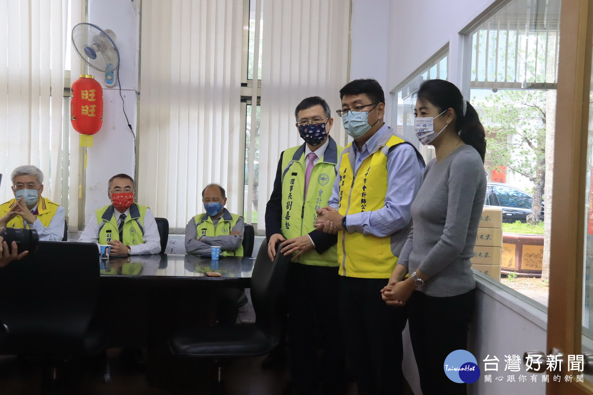 省與中市會計師公會理事長劉嘉松與郭聰達都代表會員力挺捐白米。（記者扶小萍攝）