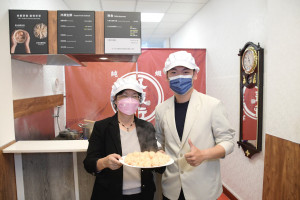 青年郭瑋晟創新傳承蝦丸手藝，獲得創業獎勵，縣長王惠美特別頒贈獎金30萬元。圖記者鄧富珍攝