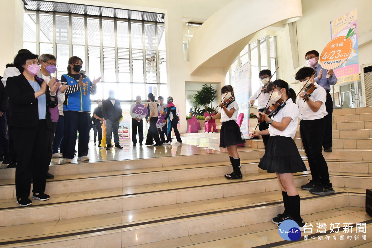 迎接建縣300，213所中小學300組學生接力演藝。圖／記者鄧富珍攝