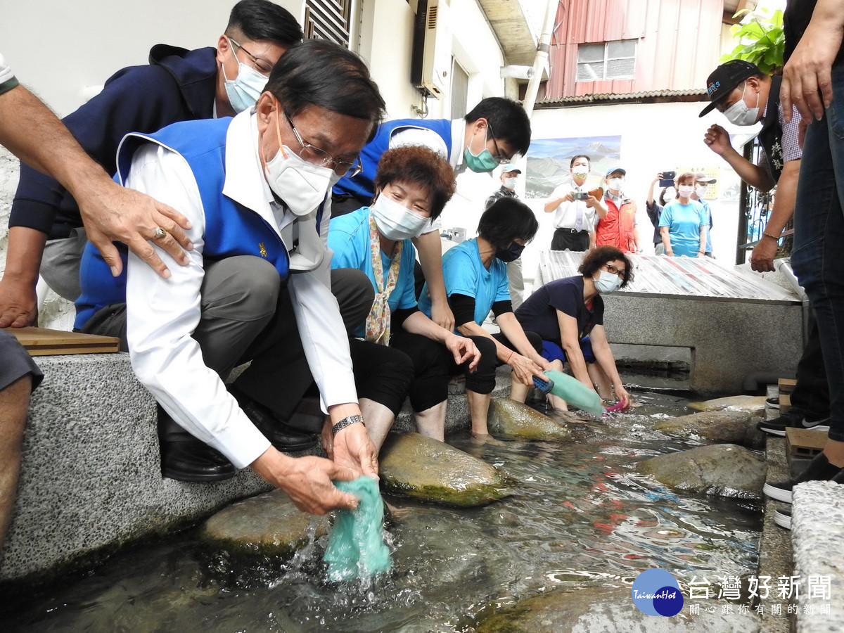 林縣長與居民來賓共分享洗滌樂趣。（縣府提供）