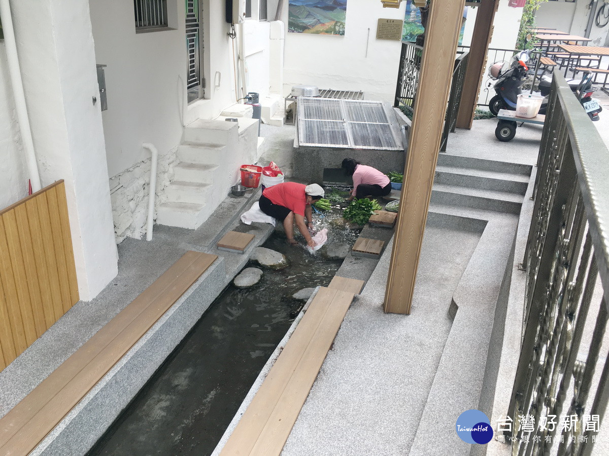 有人洗衣有人洗菜且泉水終年不斷。（記者扶小萍攝）