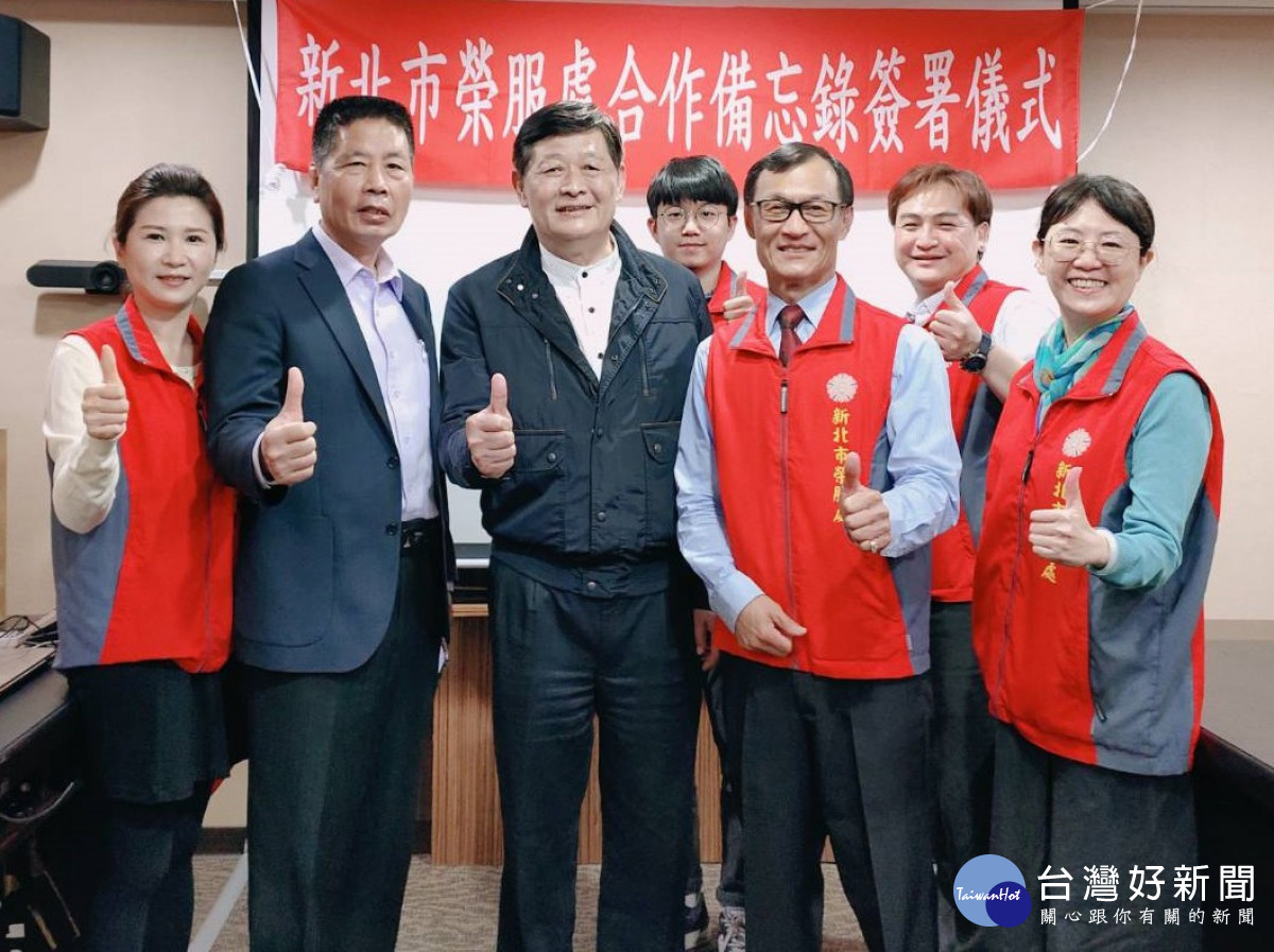 周興國處長(前排右2)率幹部與聯安企業李偉鳴董事長(前排中)簽署就業合作備忘錄，欣欣大眾尤志煌董事長(前排左2)受邀蒞臨觀禮。