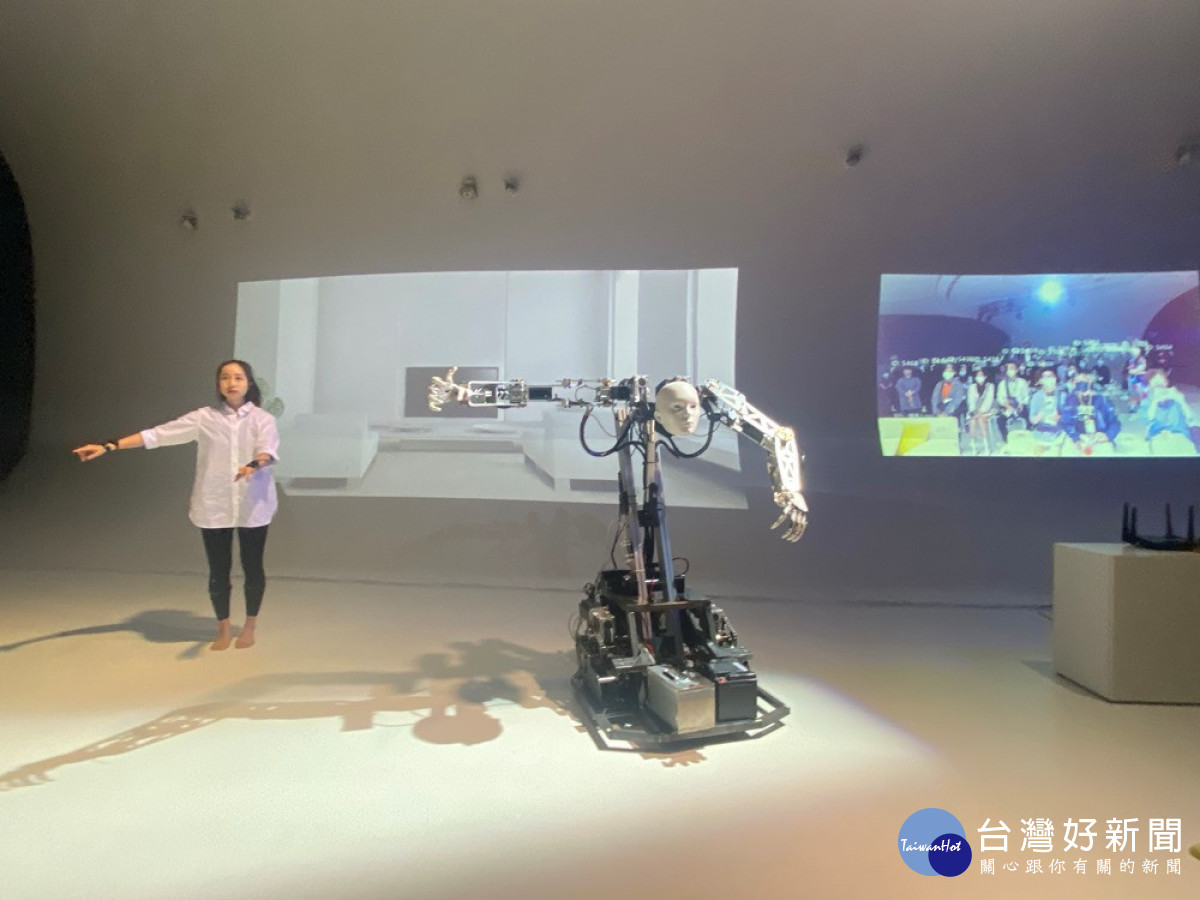 探索想像人類身體未來樣貌，《客廳》展覽將歌劇院的凸凸廳打造成一座極具未來感的場域，透過AI與真人的互動，思考未來人與機器人的關係。（圖/記者賴淑禎攝）