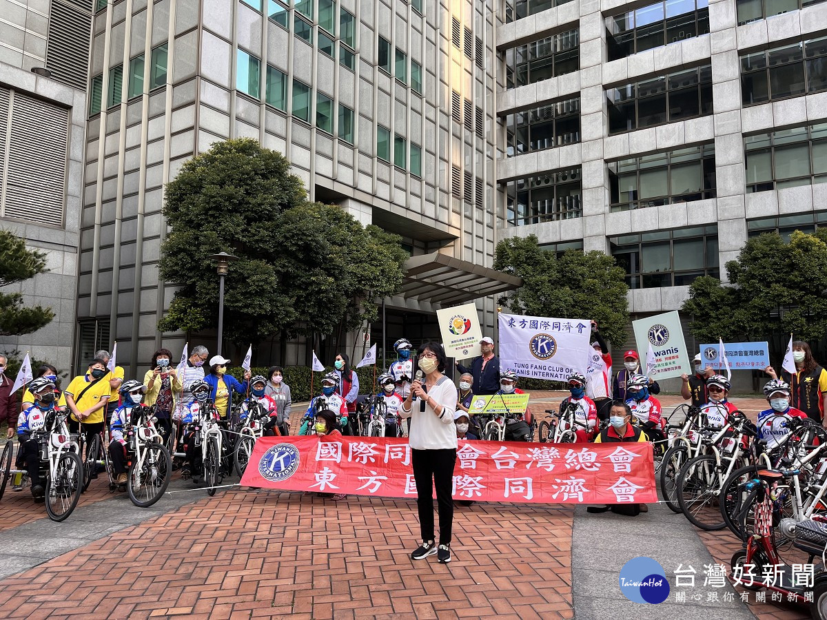 社會局副局長許秀能特別代表侯友宜市長到場鼓勵並預祝身心障礙者環島挑戰成功